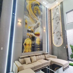 Tranh gương in UV trang trí thông tầng là giải pháp trang trí nội thất cao cấp, giúp không gian trở nên sang trọng, hiện đại và tạo điểm nhấn nổi bật cho ngôi nhà. Gương được tráng gương và in UV hình ảnh nghệ thuật, hoa văn, phong cảnh hoặc họa tiết 3D trực tiếp lên bề mặt gương, vừa có độ phản chiếu vừa có hình trang trí, tạo chiều sâu và tăng ánh sáng cho không gian.