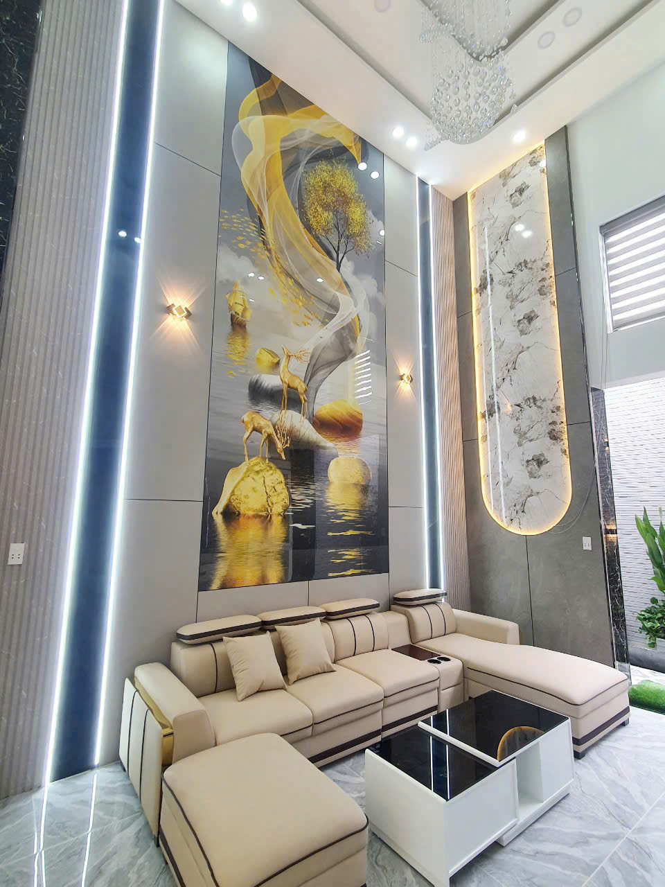 Tranh gương in UV trang trí thông tầng là giải pháp trang trí nội thất cao cấp, giúp không gian trở nên sang trọng, hiện đại và tạo điểm nhấn nổi bật cho ngôi nhà. Gương được tráng gương và in UV hình ảnh nghệ thuật, hoa văn, phong cảnh hoặc họa tiết 3D trực tiếp lên bề mặt gương, vừa có độ phản chiếu vừa có hình trang trí, tạo chiều sâu và tăng ánh sáng cho không gian.