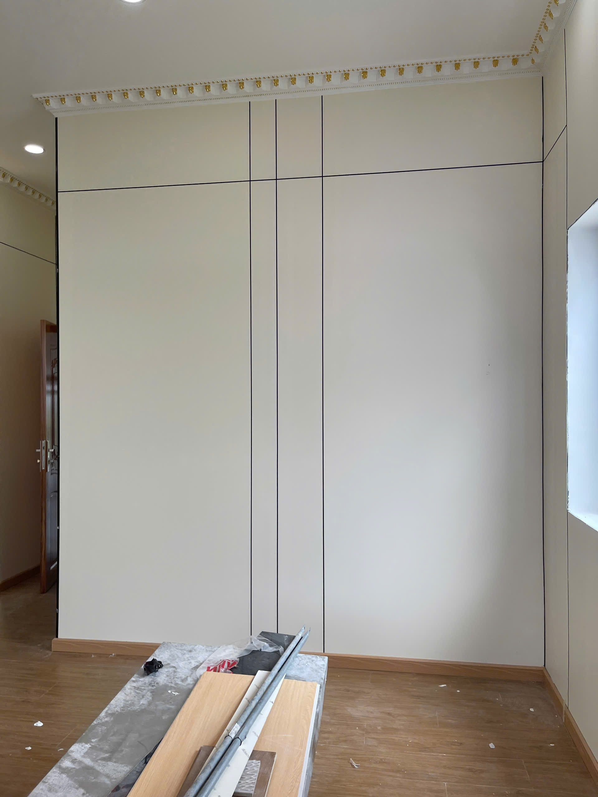 Tấm ốp than tre phủ PET cao cấp với bề mặt bóng mịn, chống trầy xước, chống ẩm, dễ vệ sinh. Giải pháp hoàn hảo cho vách tivi, phòng khách, phòng ngủ hiện đại. Nhận thi công theo yêu cầu tại Gia Khang, giá tốt.