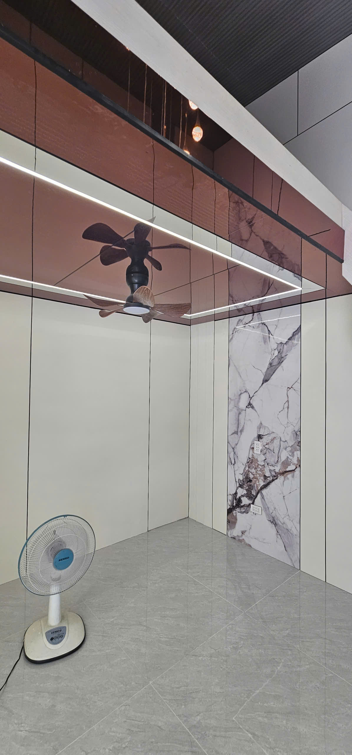 Vách tivi ốp tấm than tre vân gỗ tại Bình Dương, thi công nhanh chóng không cần đập phá