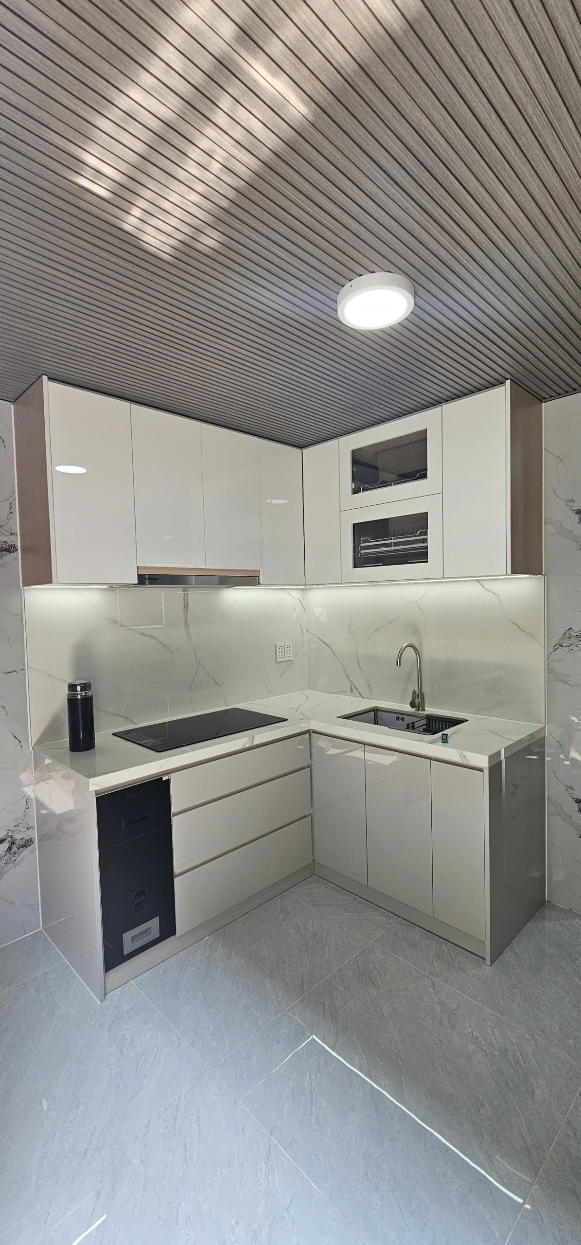 Cải tạo nhà cũ bằng tấm ốp than tre, bề mặt chống ẩm mốc và dễ vệ sinh